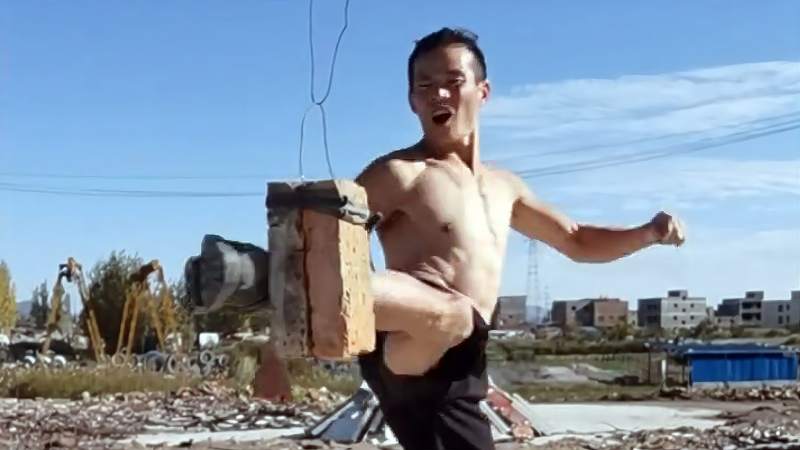 男子习武21年练成铁腿功网友却怀疑他腿上有钢板