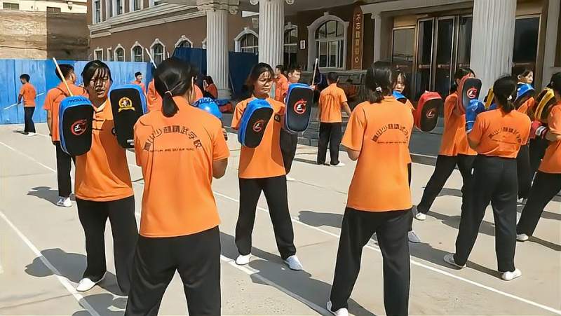 少林寺武术学校女子散打训练
