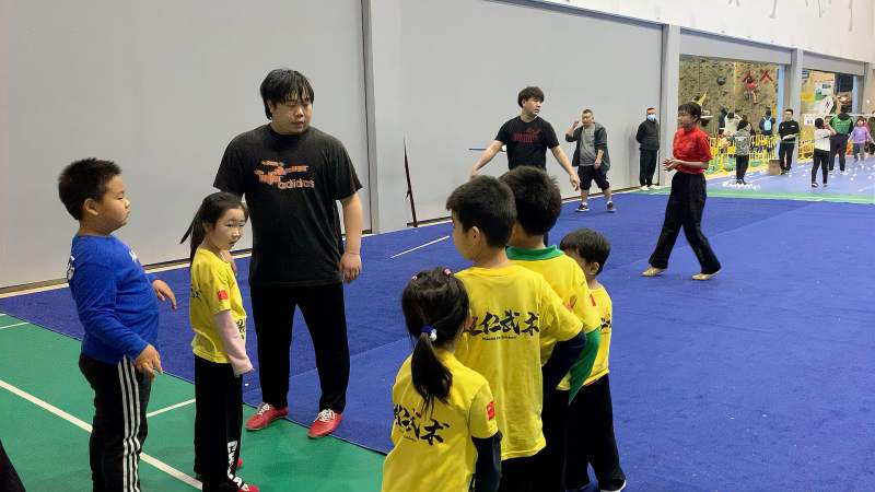 武术课开始训练啦三名武术教练正在教各项的训练动作
