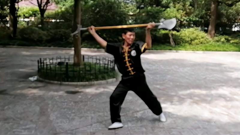 上海武术比赛日月铲第一名杨老师苦练几十年