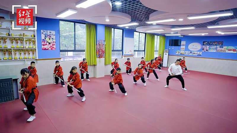成都一小学体育课教传统五行刀法学校继承传统文化