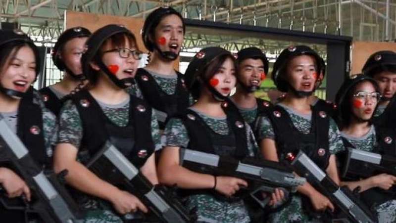上海高校军训设战场东华大学军训上演真人版CS
