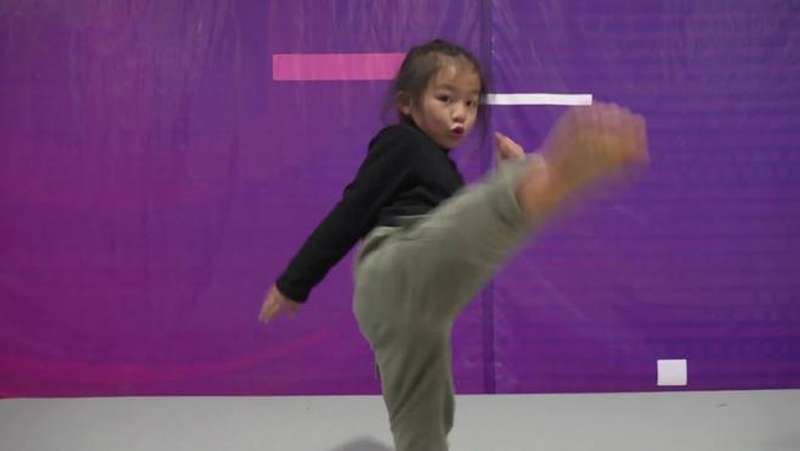 7岁女孩展现超强武术天赋想像张伟丽一样厉害