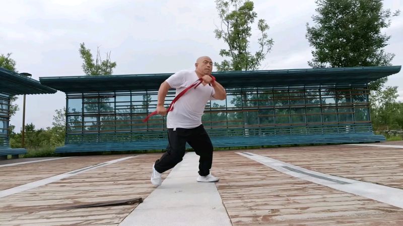 中国式摔跤重腿踢练习口诀重腿先踢原是假见跤全凭后腿伸