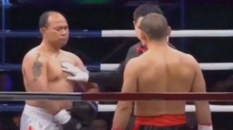48岁中国少林武僧被泰国高手激怒然后4次击倒对方一拳打晕KO了