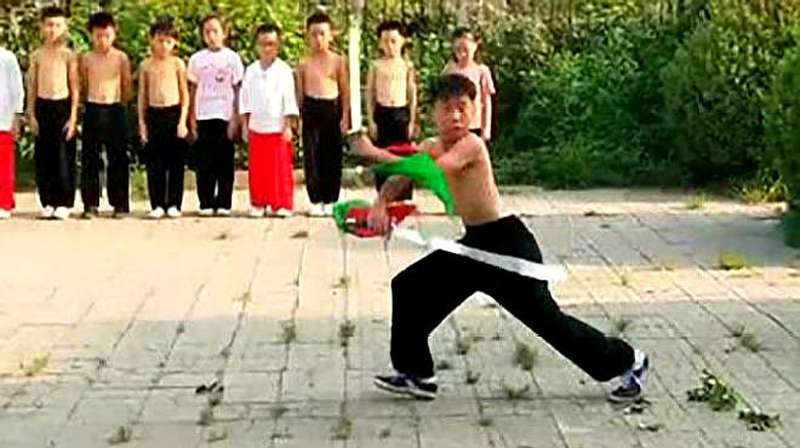 老师傅指导小徒弟演练传统武术双刀的练法