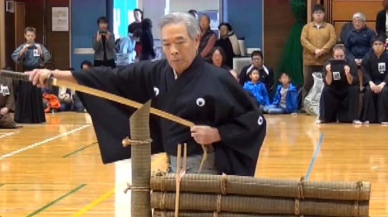 日本76岁刀王展示居合斩竹木瞬间被斩成3段看清他挥刀了吗