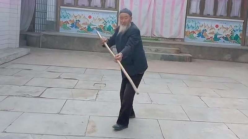 村里老大爷演练棍术八十岁高龄身手依然灵活果然高手在民间