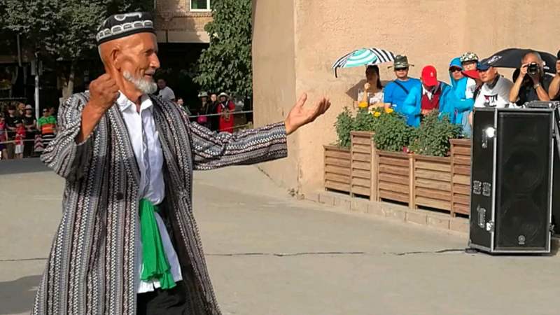 在新疆喀什看维吾尔族人跳舞和看游客跳舞差别有多大