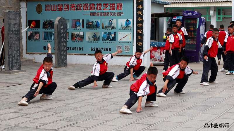 河南少林寺演武场武校的学生在练功很多年纪都很小