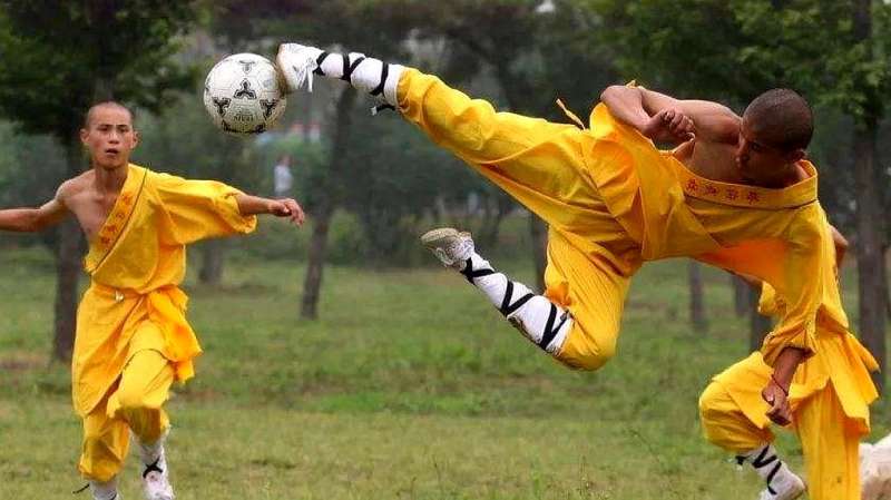 现实版少林足球河南的少林足球训练基地用少林功夫踢足球