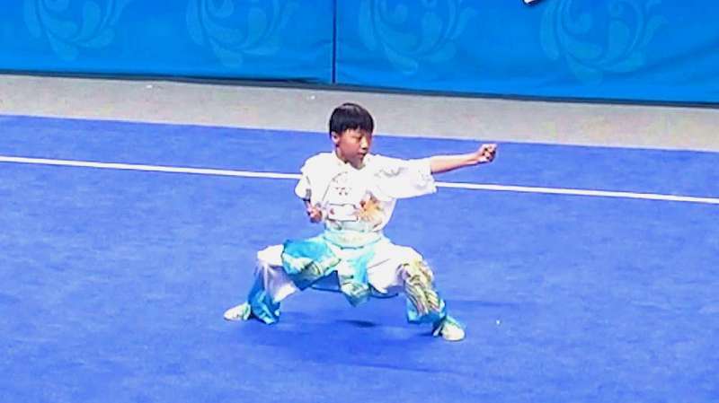 小女孩武术比赛时演练少林拳动作一板一眼很可爱