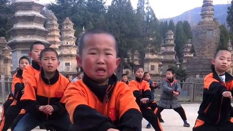 小男孩去少林寺学习武术眼前这一幕真是令人心疼