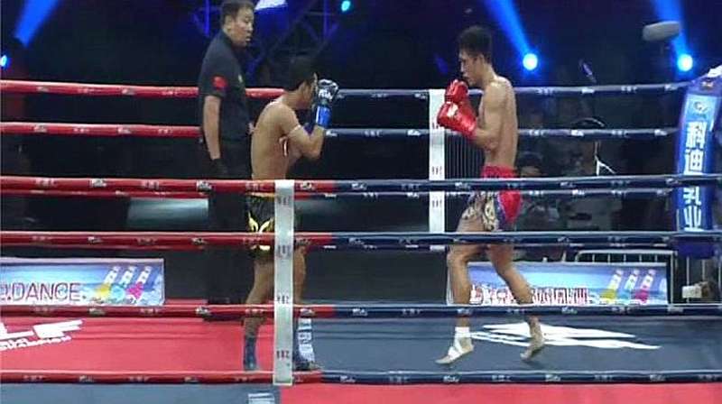 中国散打悍将VS泰国拳击冠军双方重拳对轰引得观众一片沸腾