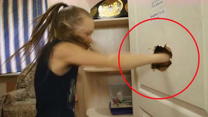 世界上最暴躁的萝莉9岁便能打穿房门30秒打出221拳