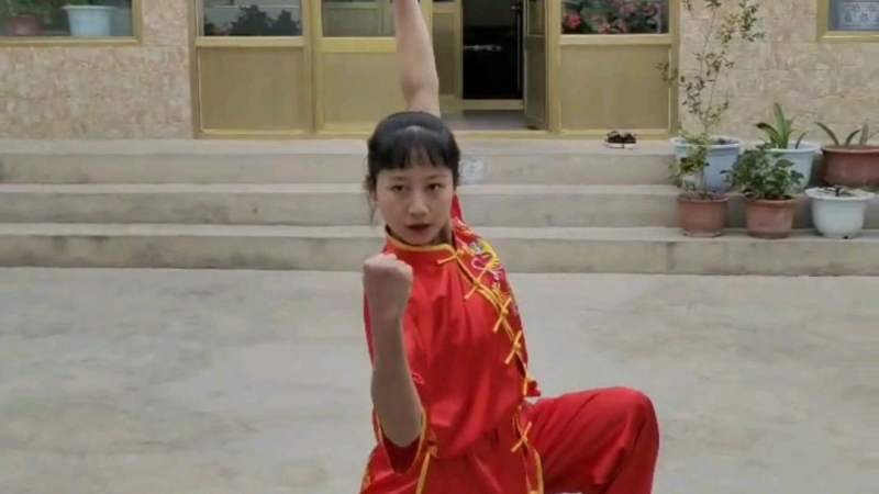 中国武术女子展示金刚拳谁说女子不如男表演的相当到位