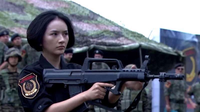 外国军人看不起中国武器中国美女怒了拿起枪百步穿杨